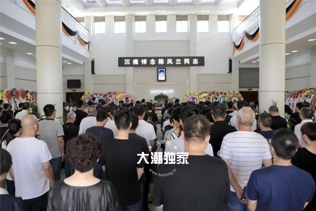 在这里举行陈凤兰医生的遗体告别仪式哀乐低回,黄菊垂首海宁市殡仪馆