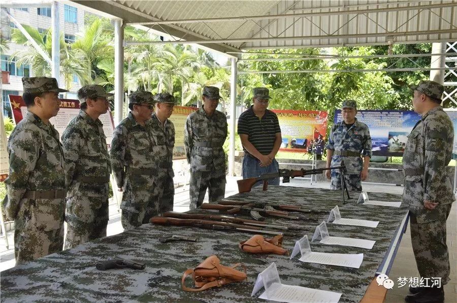 李荣春,杨世红,蒋国红,许文红等县领导来到县人武部参加了"八一"建军