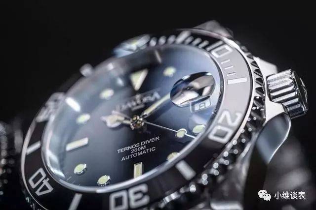 devos的tenos stalker有一个经典的潜水手表设计与埃塔2824机芯走时