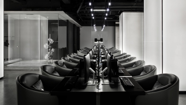 开了好几家,网吧的内部装修非常的豪华,电脑配置还有环境都非常的高档