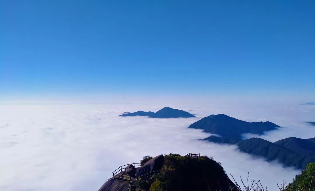 這段時間的貓兒山氣溫宜人日出日落夜空繁星更是美到令人心醉