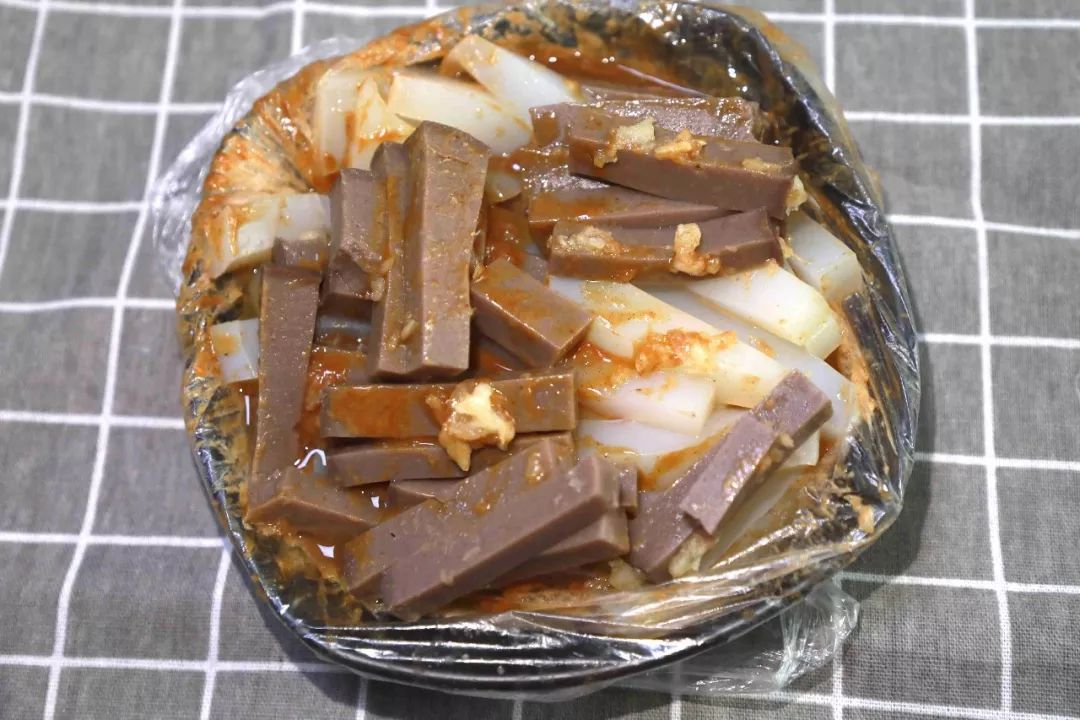 莒县的夏天还少不了一碗满是麻酱香的凉粉头顶的小吊扇滋溜溜的转一碗