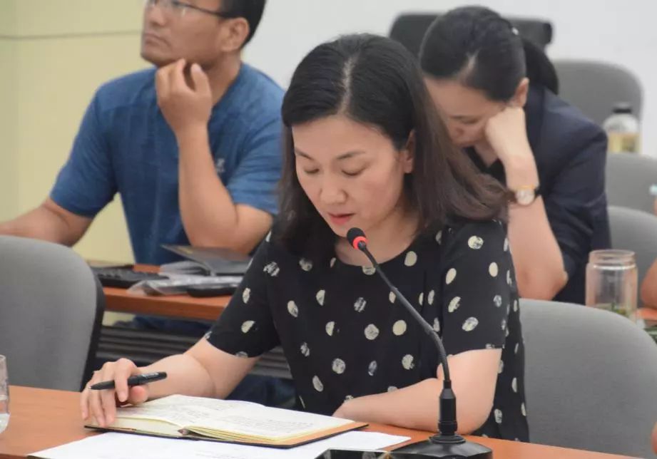 内容进行深度讨论,唐山市店副总经理郑海英对各门店日后服务标准培训