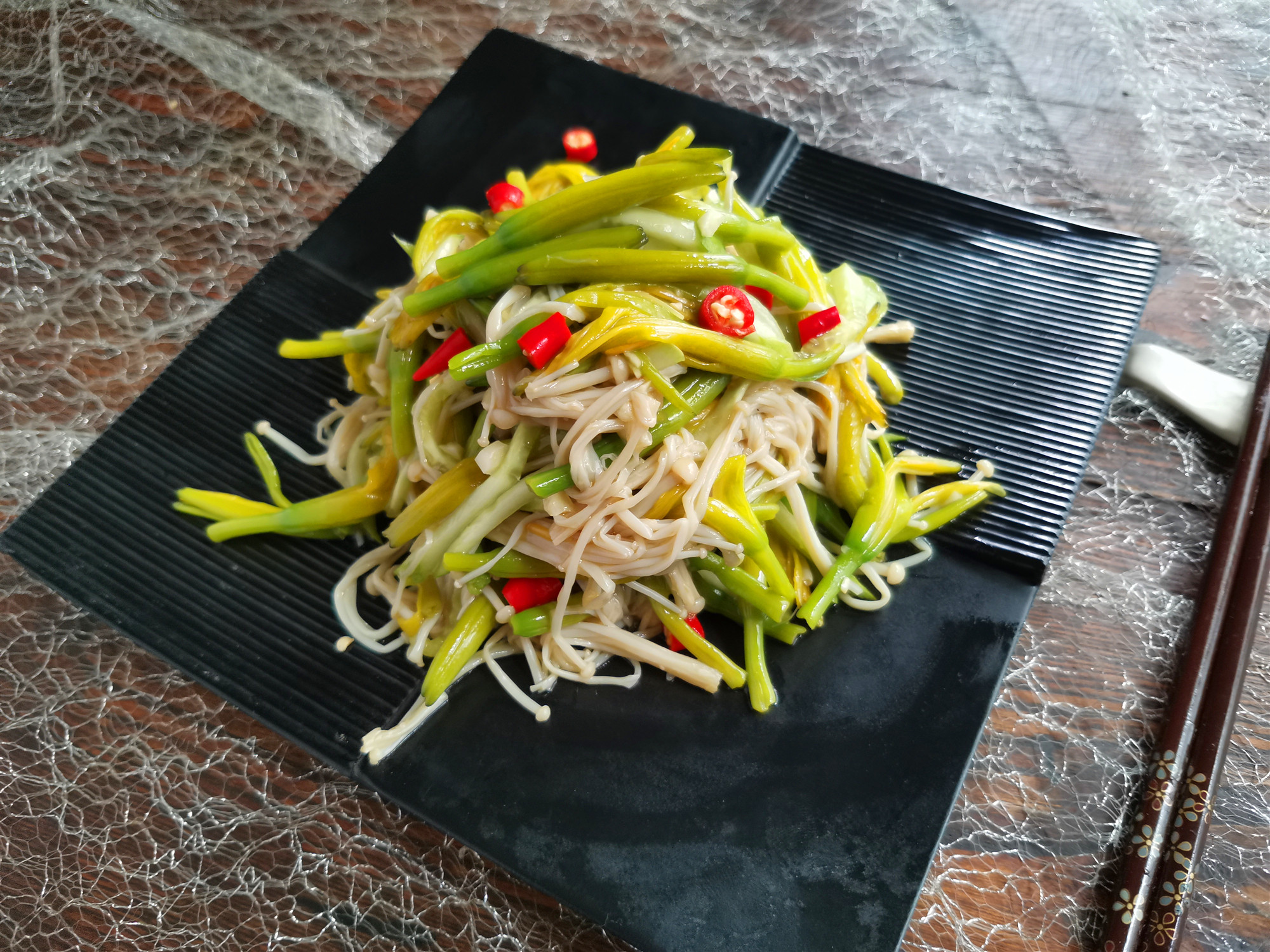 这个凉拌菜只有夏季才能吃到爽脆开胃营养丰富健脑又益智