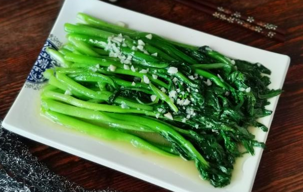 蒜蓉炒菜心3,锅中放入油,油热后放入排骨,煸炒至排骨微焦,然后就放入