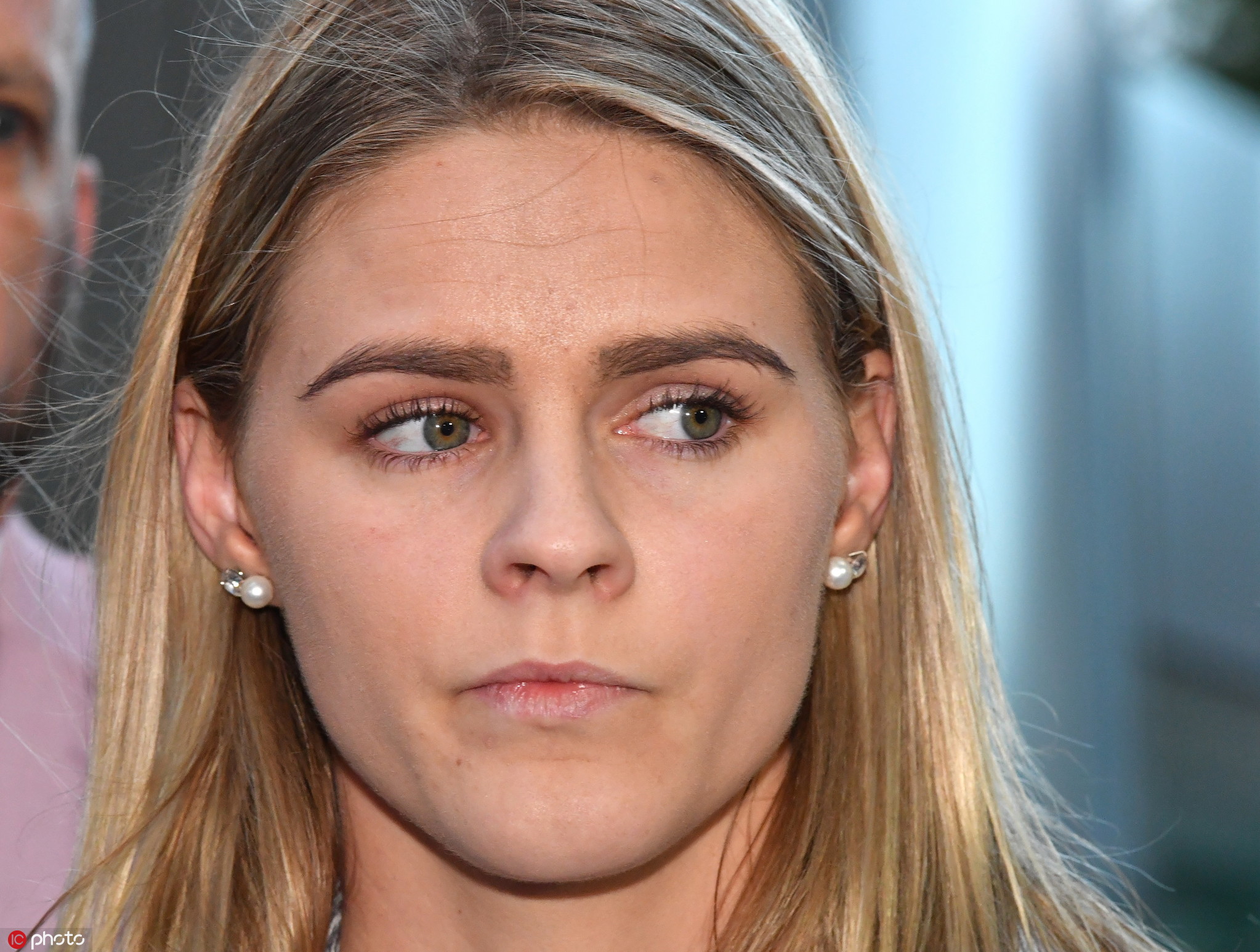 澳大利亚涉药女队员出席庭审 母亲搀扶面容憔悴