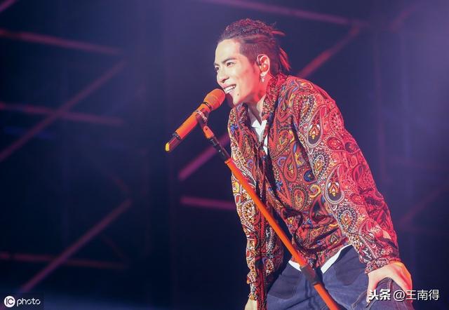无论在哪里,萧敬腾一拿话筒就下雨,雨神你是一个人才