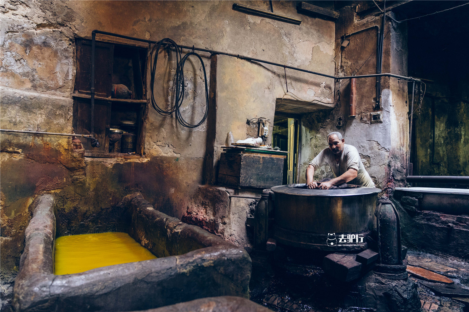 原创埃及八旬老匠人的烦恼染坊生意不景气儿子薪水不上交