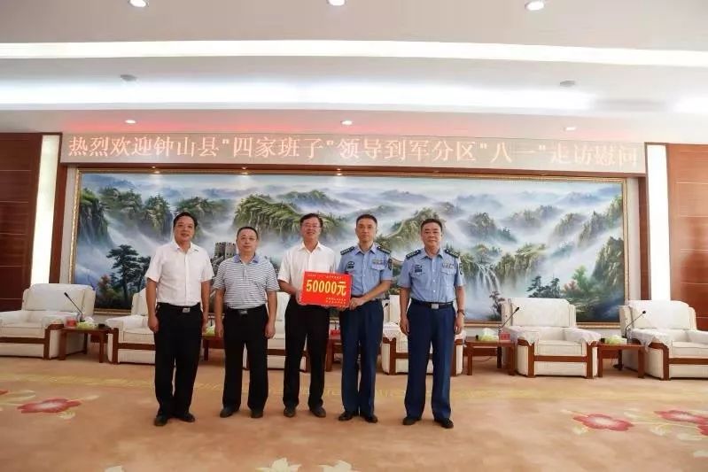 我县开展八一建军节慰问活动