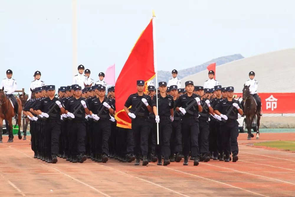 誓师大会现场,由交警,特警,刑警,治安,边防,公交,消防等各警种部门