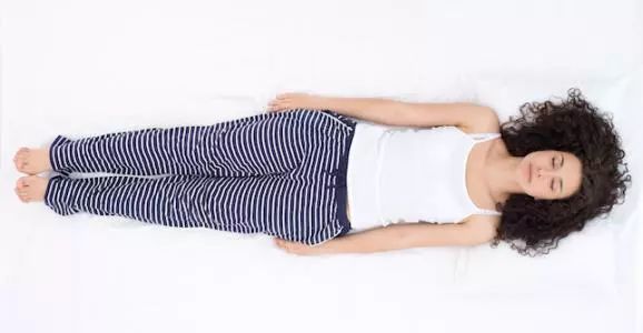 健康睡姿睡觉姿势不对容易造成梦中猝死