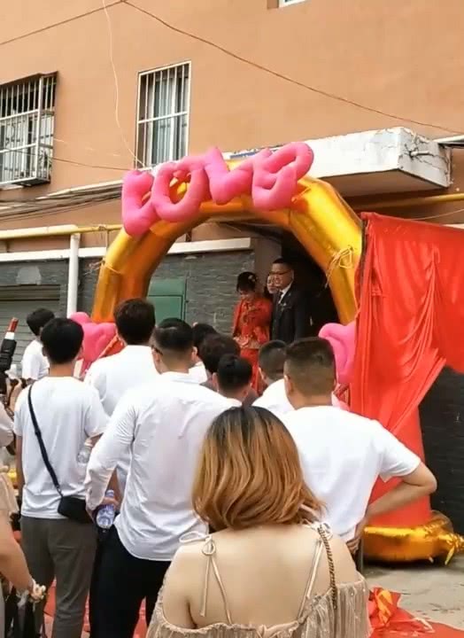 原创岳云鹏河南老家参加亲姐姐婚礼现场穿t恤球鞋被质疑不重视