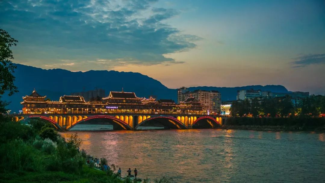 人与城的像——一名实习研究生品味的雅安和城管!