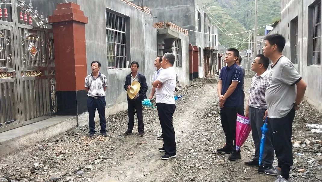 贾周云一行先后深入王坝,张坝,下坝易地扶贫搬迁点