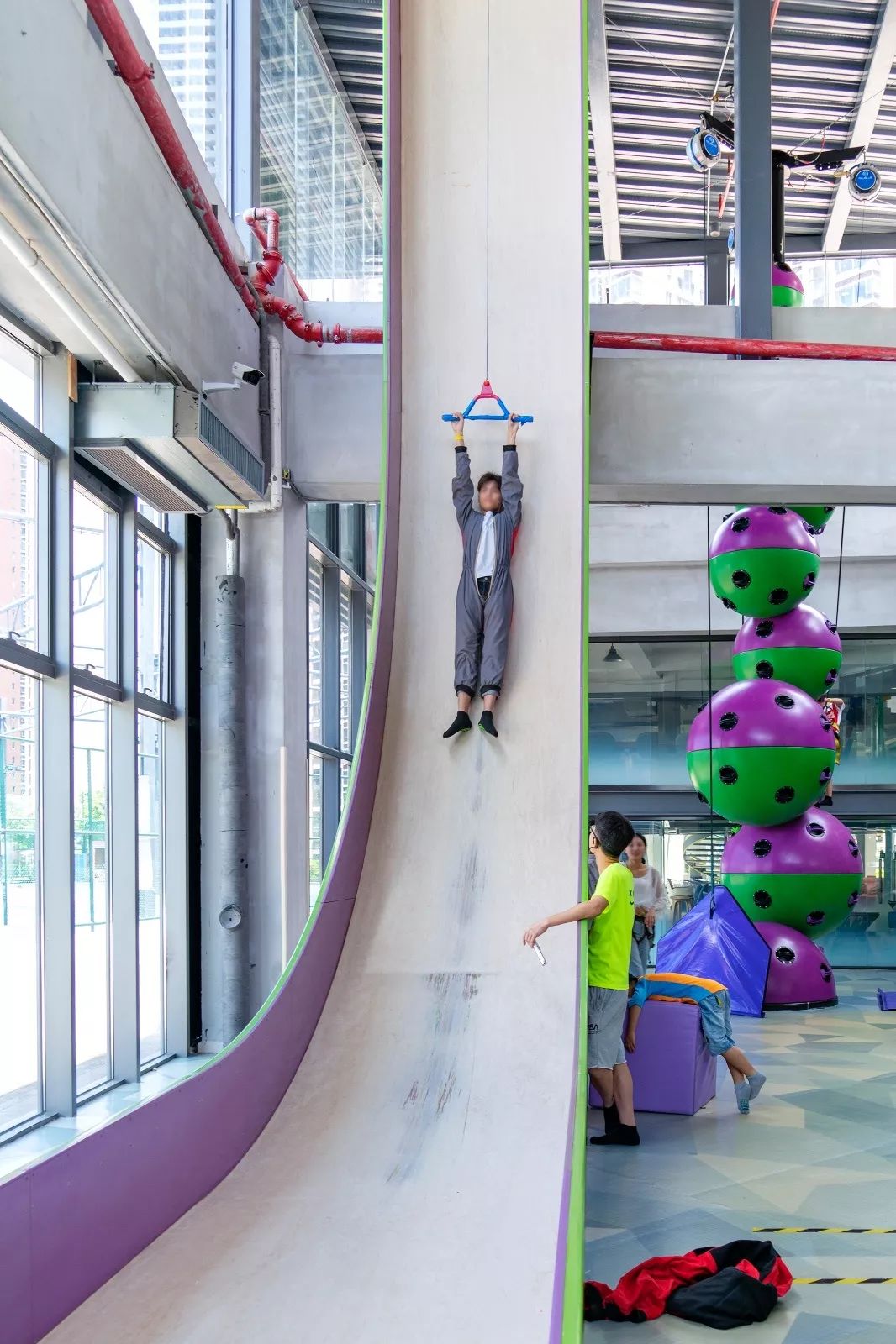 凭着这条90魔鬼滑梯龙岗在抖音上火了一把