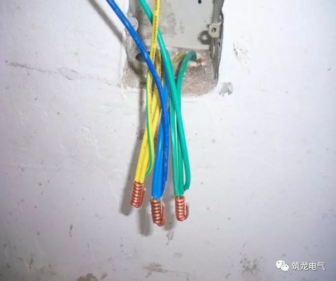 ②拼头烫锡后先采用防水胶布包扎再采用绝缘胶布包扎.