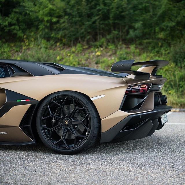 贴地飞行的兰博基尼svj,这个颜色挺别致!