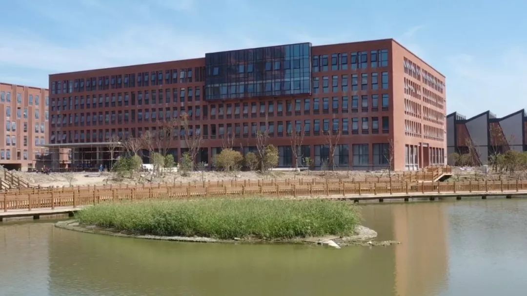 宁波大学科学技术学院新校区是该校独立学院办学的新址,对慈溪来说