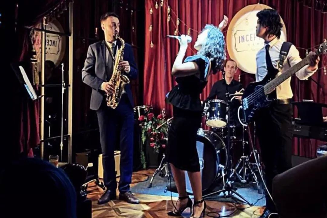 「the mantras」乐队现场饮酒作画主题modernista比较多元化一些