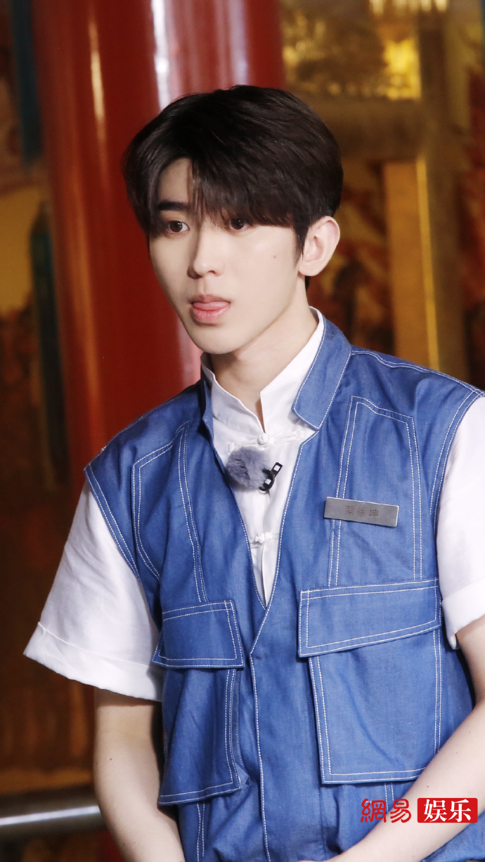 蔡徐坤录节目扭成麻花看起来不太聪明的young子