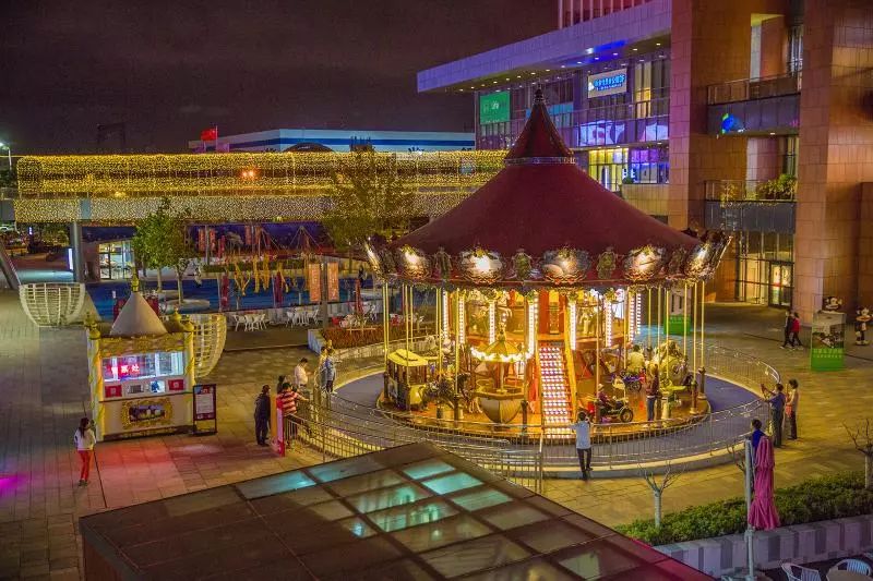 百年港湾奥特莱斯开启夏季疯狂模式99元抢购旋转木马空中观光吧夜场票
