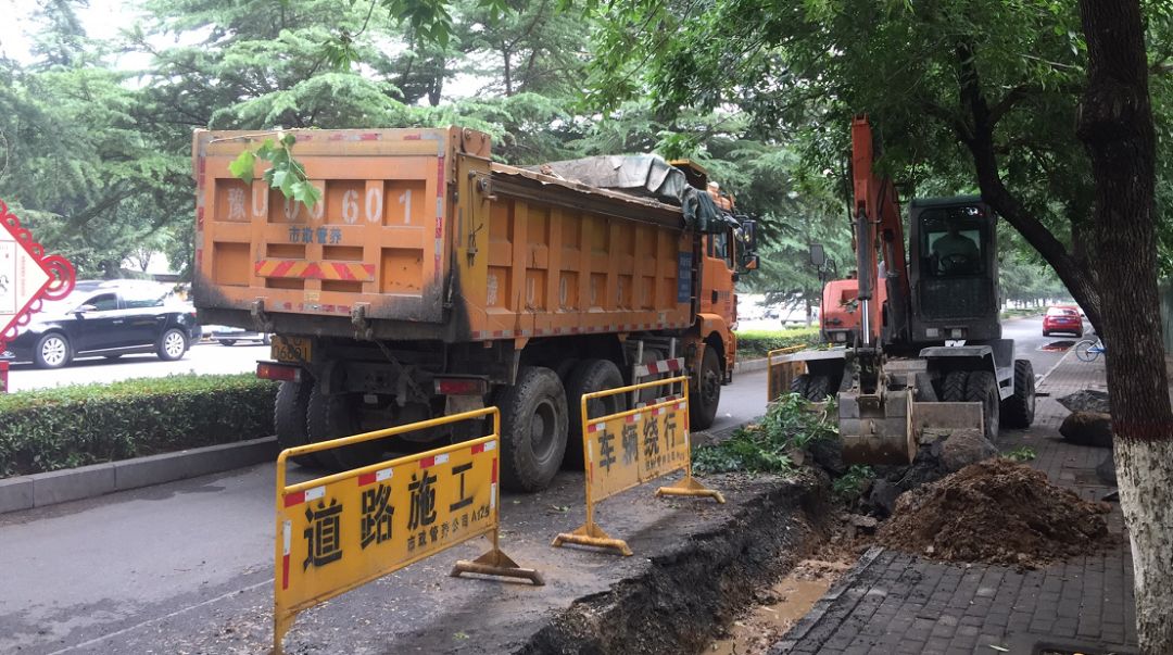 此次降雨範圍廣,強度大,路面雨水徑流排放壓力大.