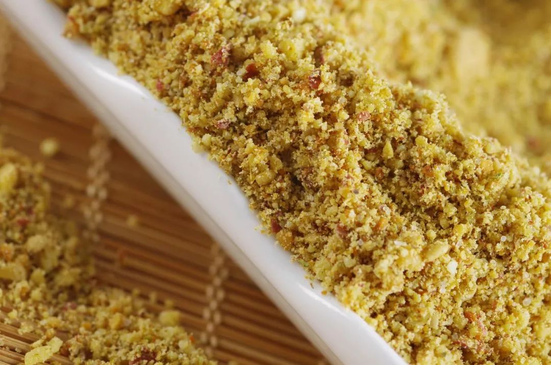 以芝麻碎,花生碎和盐混合而成,四舍五入就是没兑水的芝麻酱加花生酱