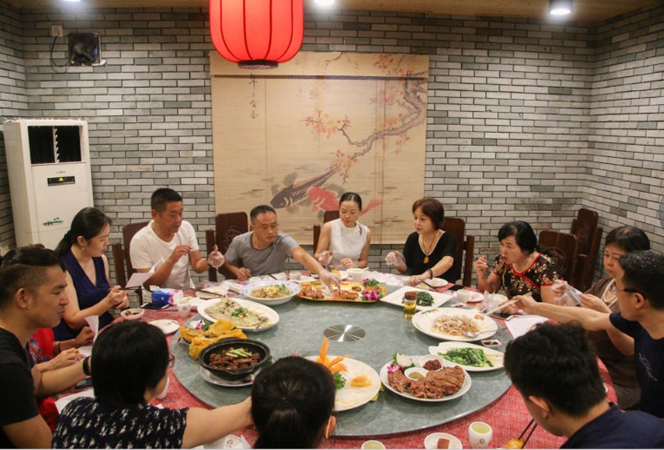 请于8月5日上午10:50前自行到唐宴酒家(金唐路1号港湾1号唐邑酒店2楼)