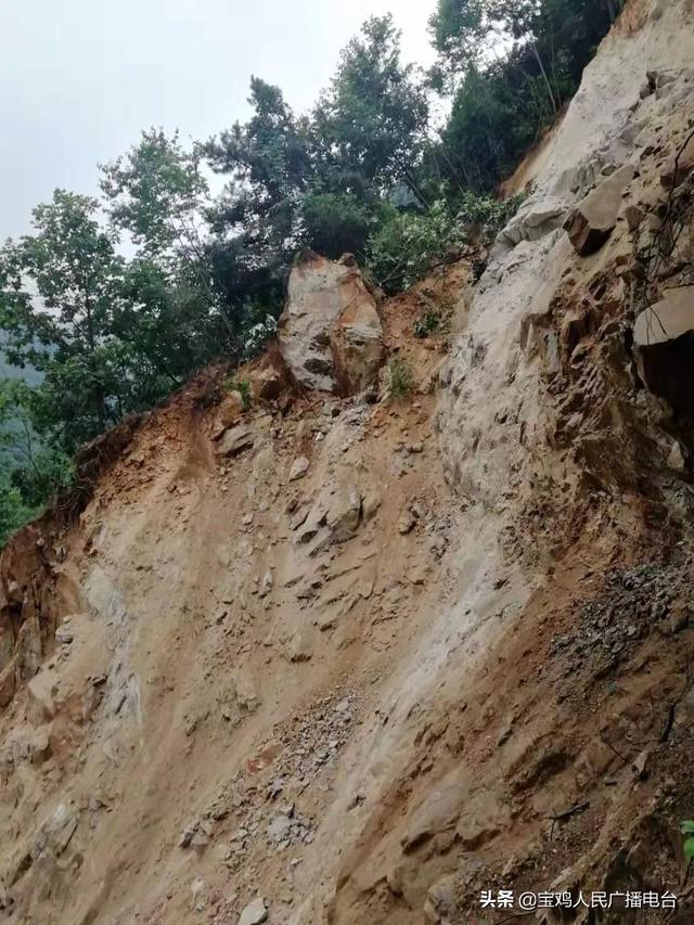 潘太公路塌方交通受阻请绕行眉太线及212省道