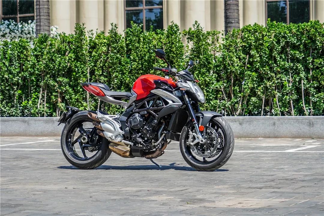 行走的艺术品mv奥古斯塔brutale800初体验