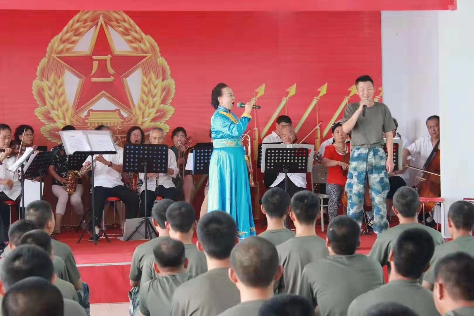 新车站社区组织到某部队慰问演出