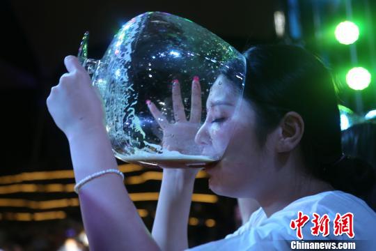 重庆女士用巨型酒杯豪饮啤酒争夺酒王称号