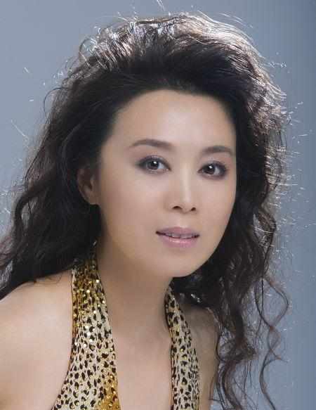 国家一级演员五次登春晚与小15岁老公恩爱多年