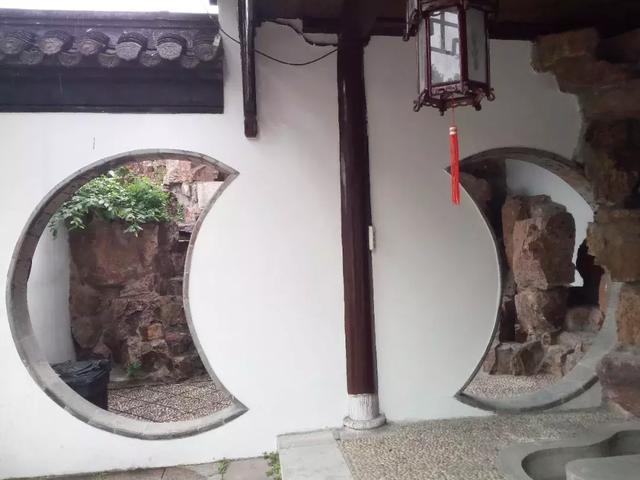 美景佳物之中,尤为突出的是,各式各样多彩多姿的月亮桥,月亮门,月亮窗