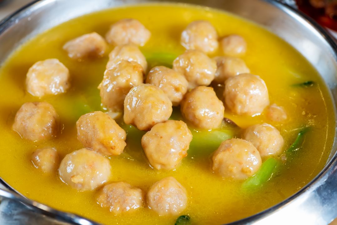 浓稠的金汤里集合了鲜,咸的口味特点,还有酸汤特有的酸甜味.