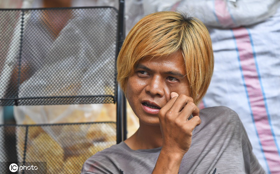 原创广西一小伙撞脸罗志祥生意爆红每天被追合照担心被人假冒骗钱