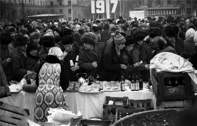苏联末期尚存的社会主义特色五一节游行的女人幼儿园紫外线消毒的孩子