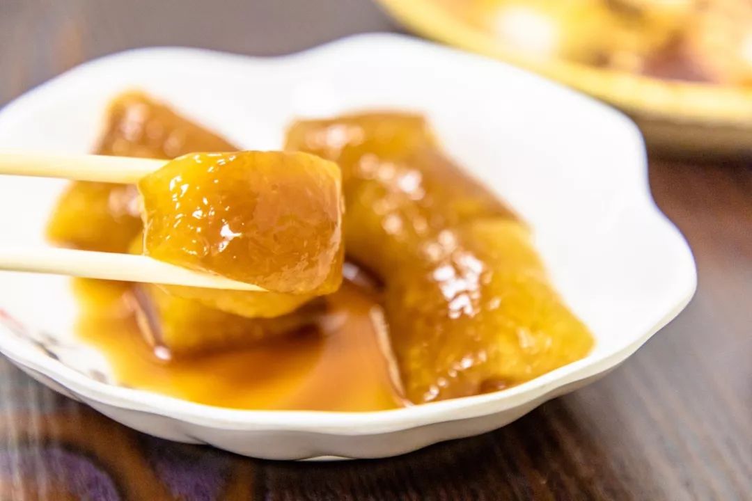 灰水籺和古粽籺跟平时的粽子有点像,都是用糯米制成的,不过水分含量更