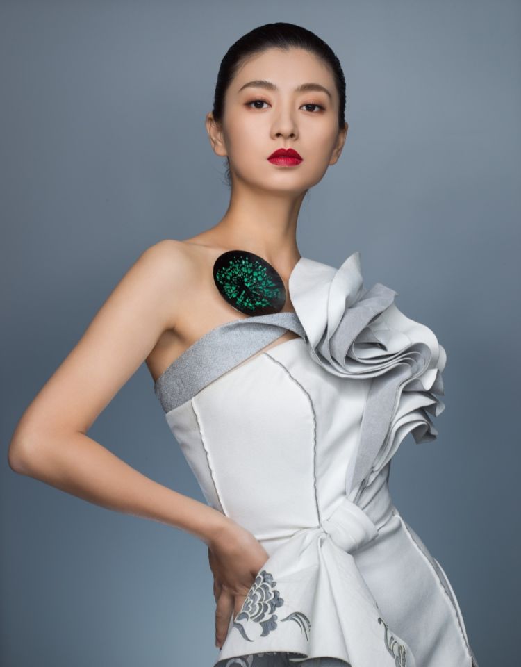 原创35岁斓曦终于惊艳穿白裙涂红唇气场全开沈眉庄逆袭变女王