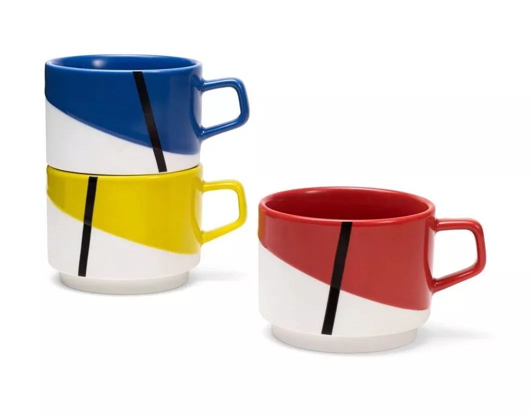 而细节之处最为致命,一是杯底的设计能够让杯子之间互相嵌套,二是杯耳