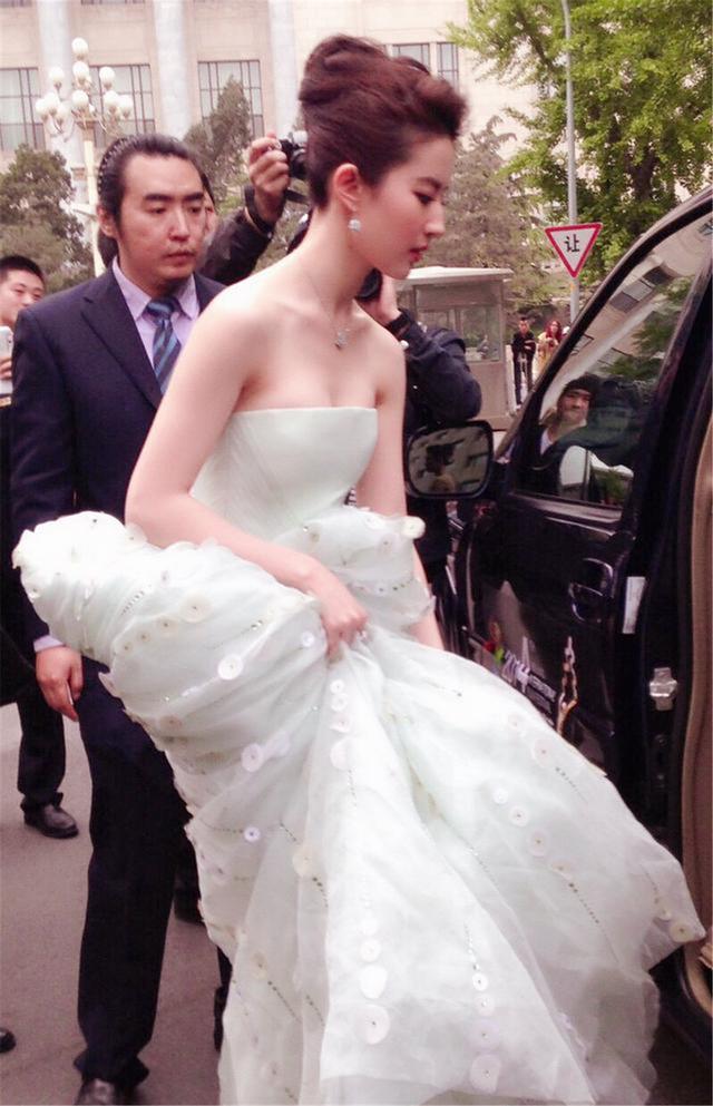 原创刘亦菲穿"婚纱"的照片流出,网友目光却聚焦身后的大叔身上