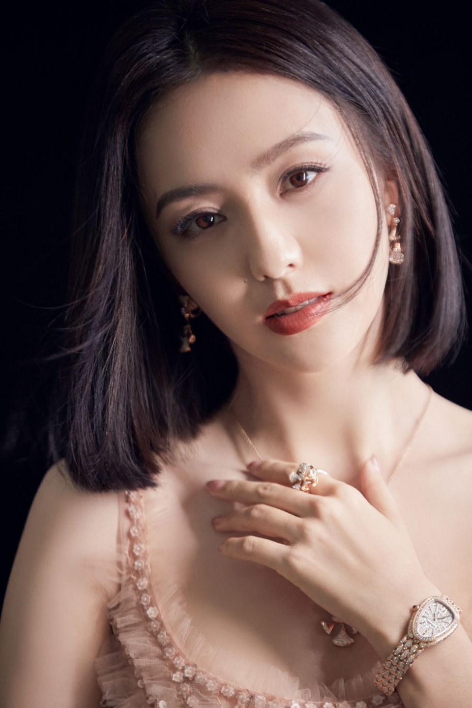 佟丽娅穿上粉色连衣裙有多美,甜美的气息,腰线真美
