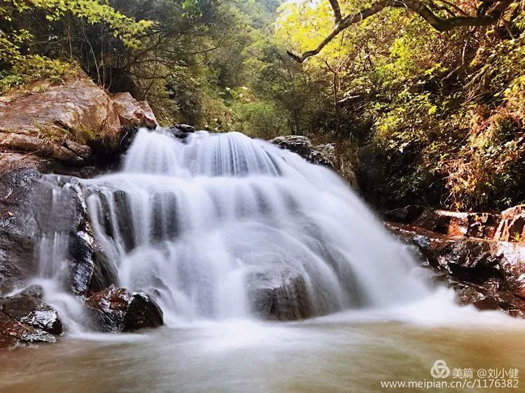 有一处集山水之风韵的原生态乡村旅游景点—石城九叠泉瀑布群