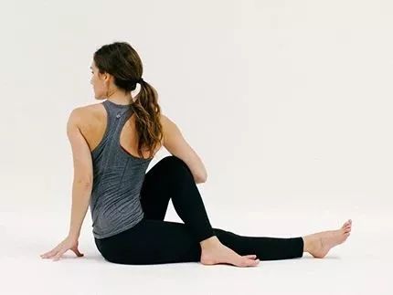 右手放于左大腿外侧看左肩延长线,停留5轮呼吸换反侧16,简易坐坐立屈