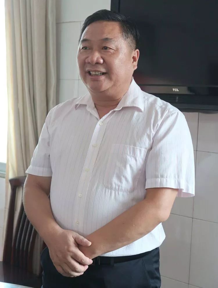 县委袁守旺书记看望吉水二中录取清华大学学子,并调研吉水二中迁建