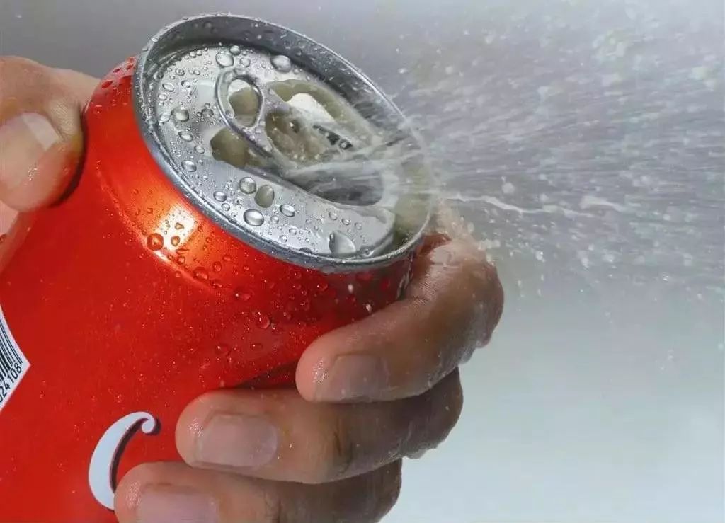 【消防宝典】夏天这样喝可乐,一言不合就爆炸,大家要小心了