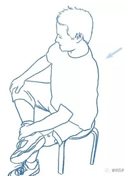 梨状肌坐位拉伸图示;梨状肌坐位拉伸动图;训练最后,也要对臀大肌进行