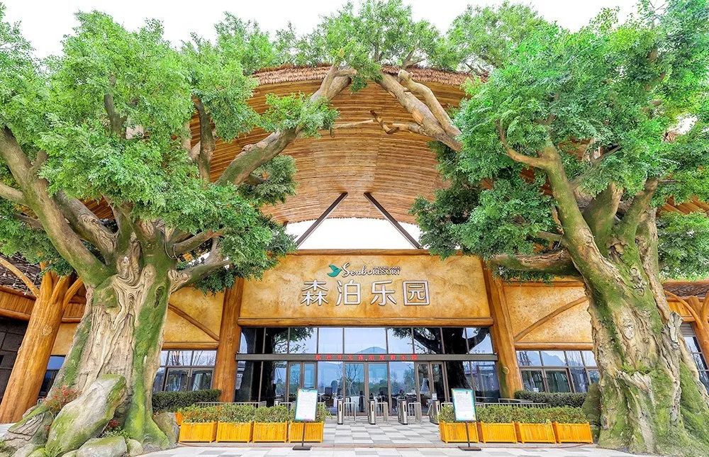 开元森泊度假乐园还有像是水上过山车一般,在空中盘旋扭曲的大回环.