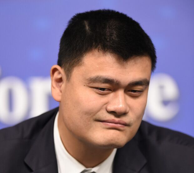 囧姚明坐地铁因太高抬不起头只能低头玩手机掩饰尴尬