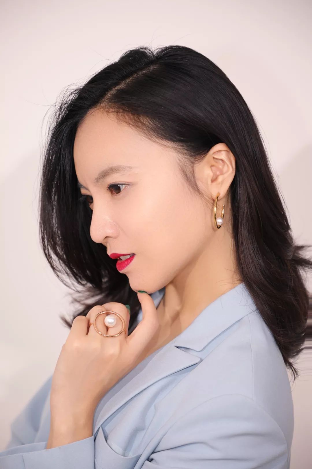 刘亦菲亲自示范怎么戴耳环才能显脸小有气质